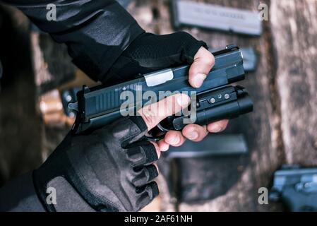 Instructeur en tir sportif pour tester vos armes dans la nature Banque D'Images