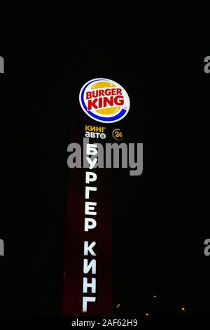 Tioumen, Russia-October 03, 2019 : le fast-food Burger King à sa logo immeuble situé dans la ville de Tioumen, en Russie. La Ronde de nuit, cl Banque D'Images