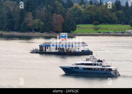 Le centre-ville de Vancouver, Colombie-Britannique, Canada - le 21 septembre 2019 : bateau dans le port de Vancouver au cours d'un ciel nuageux en soirée. Banque D'Images