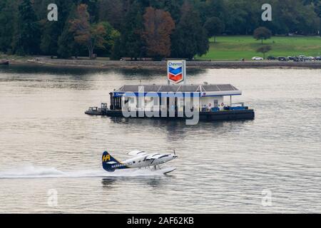 Le centre-ville de Vancouver, Colombie-Britannique, Canada - le 21 septembre 2019 : dans le port de Vancouver en hydravion au cours d'un ciel nuageux en soirée. Banque D'Images