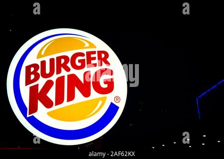 Tioumen, Russia-October 03, 2019 : le fast-food Burger King à sa logo immeuble situé dans la ville de Tioumen, en Russie. La Ronde de nuit, cl Banque D'Images