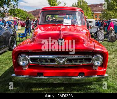 Un bâtiment restauré et modifié 1953 Ford F-100 Pick-up dans la Moab Action Avril Car Show dans Moab, Utah. Banque D'Images