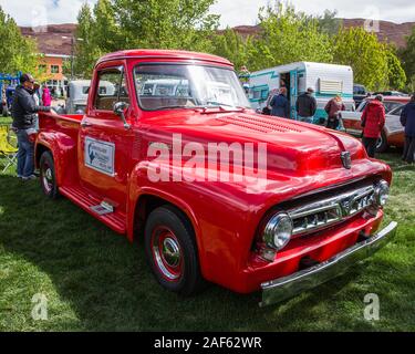 Un bâtiment restauré et modifié 1953 Ford F-100 Pick-up dans la Moab Action Avril Car Show dans Moab, Utah. Banque D'Images