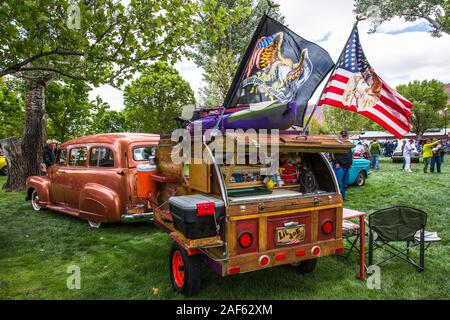 Un bâtiment restauré et modifié 1953 HUMMER H2 à l'aide d'une remorque de camping dans l'action Avril Moab Car Show dans Moab, Utah. Banque D'Images