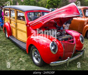 Un bâtiment restauré et modifié 1939 Ford Woody De Luxe Station Wagon dans la Moab Action Avril Car Show dans Moab, Utah. Banque D'Images