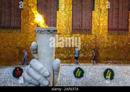 Volgograd, Russia-June 25, 2019 : flamme éternelle dans le hall de gloire militaire. Kourgane mamaïev Banque D'Images