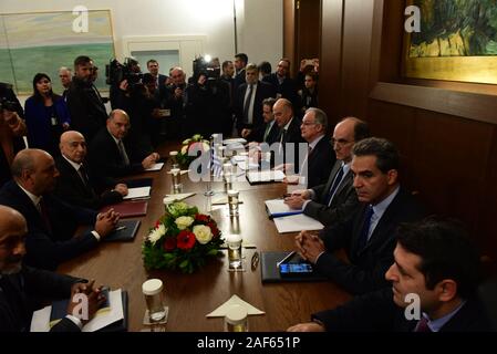 Athènes, Grèce. Dec 12, 2019. Vue de la réunion du Président de la Chambre des représentants de la Libye, Aguila Saleh Eissa, avec le président du parlement hellénique, Konstantinos Tasoulas et Nikolaos Dendias, Ministre des affaires étrangères de Grèce. (Photo par Jean Karvountzis/Pacific Press) Credit : Pacific Press Agency/Alamy Live News Banque D'Images