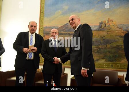 Athènes, Grèce. Dec 12, 2019. Poignée de Président de la Chambre des représentants de la Libye, Aguila Saleh Eissa (à gauche) avec Nikolaos Dendias, Ministre des affaires étrangères de Grèce (à droite). (Photo par Jean Karvountzis/Pacific Press) Credit : Pacific Press Agency/Alamy Live News Banque D'Images