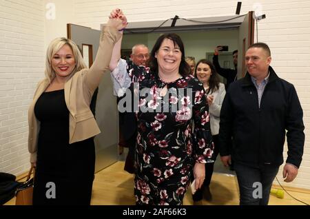 Le Sinn Fein candidat à Fermanagh/Tyrone du Sud Michelle Gildernew (centre) célèbre avec leader adjoint Michelle O'Neill (à gauche) après qu'elle a été annoncée comme élus à la base de loisirs, à Omagh, en Irlande du Nord, le comptage se poursuit dans l'élection générale de 2019. Banque D'Images