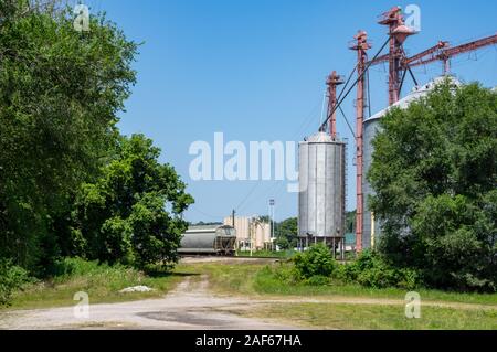 Certains silos à grains à côté de la voie ferrée dans une collectivité agricole. Banque D'Images