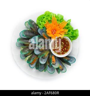 Les moules cuites à la vapeur (moules fraîches cuites avec le Basilic thaï) servi avec sauce aux fruits de mer style Thaï goodtasty décorer avec les légumes et sculpté C Banque D'Images