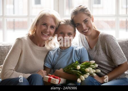 Portrait de trois générations de femmes posant avec présente Banque D'Images