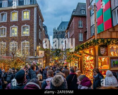 Le marché de Noël à Aix-la-Chapelle en Allemagne au crépuscule Banque D'Images