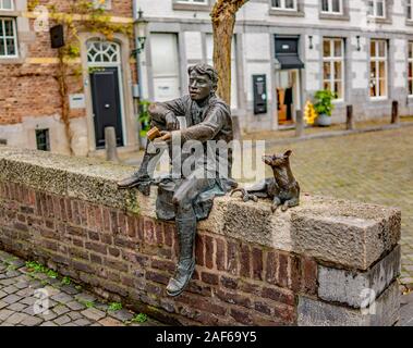 Vue latérale du die cast metal statue d'un garçon et son chien Banque D'Images