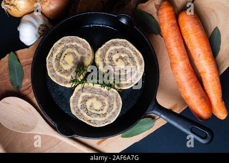 Food concept Fleischschnackas, Alsacien Alsace alimentaire locale française farcies dans viande pâtes aux œufs dans la poêle poêle de fer Banque D'Images