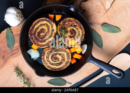 Food concept Fleischschnackas, Alsacien Alsace alimentaire locale française farcies dans viande pâtes aux œufs dans la poêle poêle de fer Banque D'Images