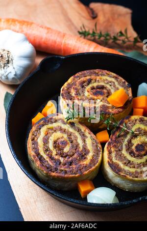 Food concept Fleischschnackas, Alsacien Alsace alimentaire locale française farcies dans viande pâtes aux œufs dans la poêle poêle de fer Banque D'Images