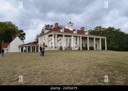 Vue de la galerie arrière du Mont Vernon, George Washington's home et plantation en Virginie, près de Washington D.C. Banque D'Images