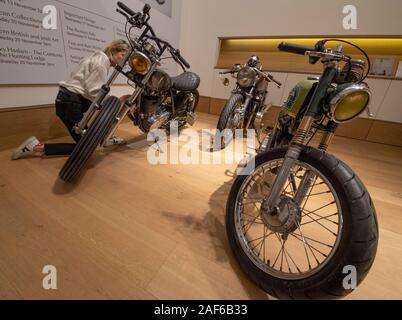 Bonhams, Londres, Royaume-Uni. 12 décembre 2019. Sous embargo (au 13 décembre 2019). Moderne et d'Art Contemporain vente aperçu comprend un trio de motos personnalisées par l'artiste de rue pionnier d*Face. L'image (de gauche à droite) : D*Face, Enfant gâté, 2014 Estimation £5,000-7,000 ; Première naissance 2012, Estimation  : 000 ; la terreur verte 2015, estimation £2,800-3,500. Personnellement personnalisé par l'artiste de rue de renommée mondiale d*Face, ces trois motos exceptionnelles sont chargés des symboles du mépris et de l'audace qui caractérise la pratique d*face depuis son apparition au début des années 2000. La vente a lieu Banque D'Images