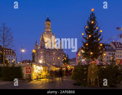 Arrivée sur le Neumarkt, marché de Noël en face de l'église Notre-Dame de Dresde, Saxe, Allemagne Banque D'Images