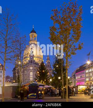 Arrivée sur le Neumarkt, marché de Noël en face de l'église Notre-Dame de Dresde, Saxe, Allemagne Banque D'Images