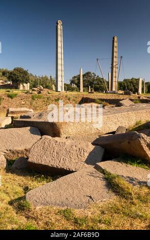 L'Éthiopie, du Tigré, Axoum (stèles d'Axoum), Park, 25m de haut et stèle Stèle Romaine Izana pris en charge pour éviter tout basculement Banque D'Images