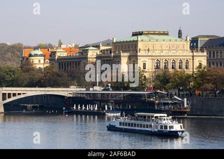 Navire d'excursion sur la Vltava, Rudolfinum, Prague, la Bohême, République Tchèque Banque D'Images