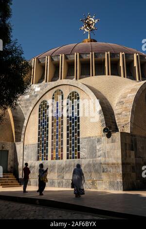 L'Éthiopie, du Tigré, Axoum Axoum (), Maryam Tsion église cathédrale, les visiteurs dans l'église Banque D'Images