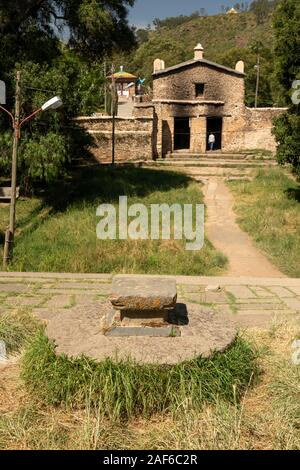 L'Éthiopie, du Tigré, Axoum Axoum (), Maryam Tsion Cathédrale Monastère, pierre de couronnement impérial Banque D'Images