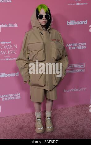 Los Angeles, United States. 13 Décembre, 2019. Auteur-compositeur-interprète Billie Eilish arrive pour la 14e conférence annuelle de Billboard Women in Music event au Hollywood Palladium de Los Angeles le jeudi 12 décembre 2019. Taylor Swift est devenue la première récipiendaire du Billboard Femme de la Décennie. Alanis Morissette, Nicki Minaj, Mase et Roc nation chef de l'exploitation Desiree Perez ont également été honorés lors de la collecte. Photo par Jim Ruymen/UPI UPI : Crédit/Alamy Live News Banque D'Images