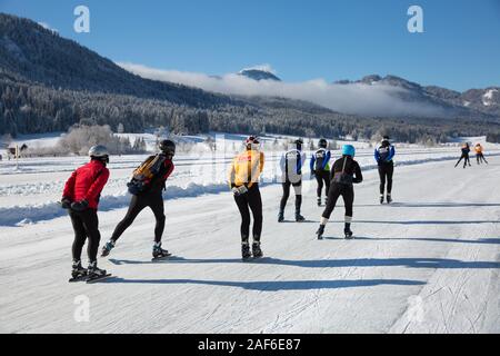 Patinoire sur le lac, dans un magnifique paysage hivernal. Les touristes profiter de la patinoire sur le lac Weissensee, Carinthie, Alpes, Autriche Banque D'Images