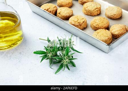 Cookies beurre de cannabis marijuana avec bourgeons et cannaoil, imprégné de l'huile d'olive, des biscuits sains dans une plaque à pâtisserie Banque D'Images