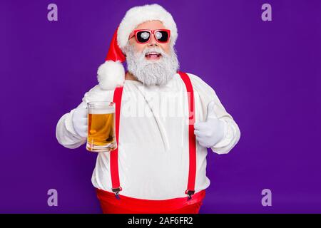 Close-up portrait de sa belle il satosfied joyeux joyeux heureux épais barbu fat Santa drinking beer montrant thumbup plus isolés vivid shine bright Banque D'Images