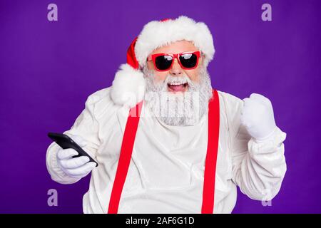 Oh oui. Photo de grey haired santa père holding téléphone technologie moderne gagner de l'utilisateur les meilleurs prix service de livraison spécifications soleil isolé costume Banque D'Images