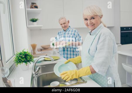 Portrait de dame douce son mari tenir ménage ménage main matin activité domestique ont ustensiles de cuisine stand à l'intérieur Banque D'Images