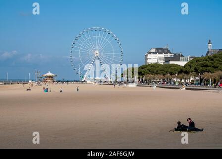 La plage de sable de la Jetee-Thiers et la grande roue, la ville d'Arcachon, Gironde (33), France, Nouvelle-Aquitaine Banque D'Images
