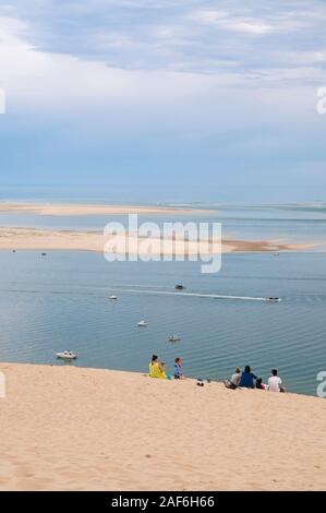 Les gens sur dune du Pyla en profitant de la vue sur la baie d'Arcachon, Gironde (33), France, Nouvelle-Aquitaine Banque D'Images