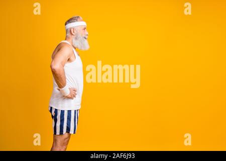 Photo du profil de modèle de cheveux blancs guy visitez gym formateur écoute personne motivée group usure yoga tank-top short à rayures isolées sweatband Banque D'Images