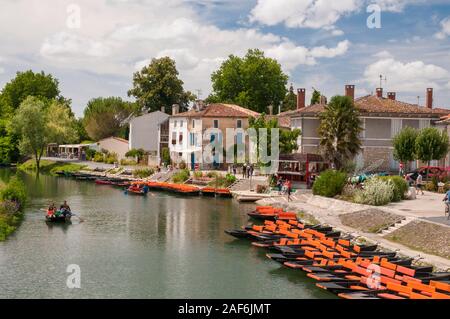 Bateaux de plaisance Tourisme Orange sur la Sèvre Niortaise river, dans la pittoresque ville de Coulon, Deux-Sèvres (79) dans le Marais Poitevin, France Banque D'Images