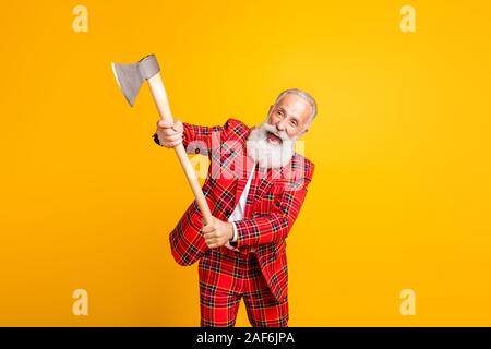 Portrait de son beau nice il fou attrayant funky mad coupe homme aux cheveux gris objet invisible avec ax plus isolés vivid lumineux vibrant éclat Banque D'Images