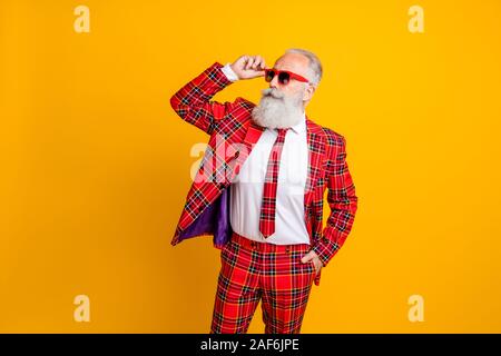 Photo de barbe blanche grand-père cool guy standing modèle avec assurance auto-posant pour la couverture du magazine red tartan specs sun porter costume outfit isolated Banque D'Images