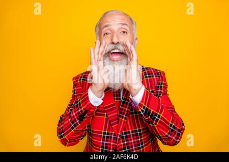 Photo de cool look moderne papi avec barbe blanche en criant haut et fort annonce tenant la main près de l'usure de la bouche rouge à carreaux cravate blazer isolés vêtements Banque D'Images