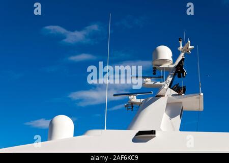 Antennes, radar, anémomètre et autres équipements de communication et de navigation sur le mât d'un bateau. Banque D'Images