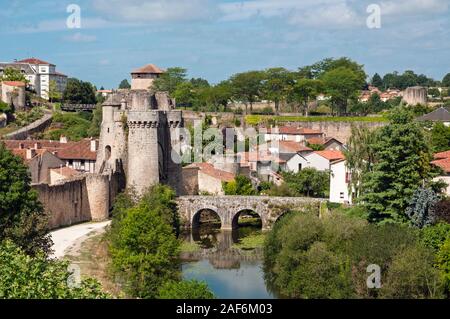 Pont sur la rivière Thouet et la porte fortifiée de Saint-Jacques (Porte Saint-Jacques) dans la ville médiévale de Parthenay, Deux-Sèvres (79), France Banque D'Images