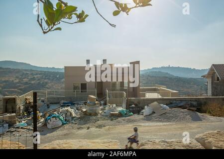 Nouvelle maison est construite de Einav une colonie israélienne Cisjordanie enfants israéliens peut être vu à l'affiche dans le site de construction Banque D'Images