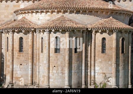 Close-up de l'abside par niveaux de Saint-Hilaire Eglise romaine à Melle, Deux-Sèvres (79), région de l'Nouvelle-Aquitaine, France.site du patrimoine mondial de l'UNESCO Banque D'Images