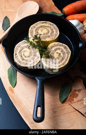 Food concept Fleischschnackas, Alsacien Alsace alimentaire locale française farcies dans viande pâtes aux œufs dans la poêle poêle de fer Banque D'Images