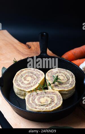 Food concept Fleischschnackas, Alsacien Alsace alimentaire locale française farcies dans viande pâtes aux œufs dans la poêle poêle de fer Banque D'Images