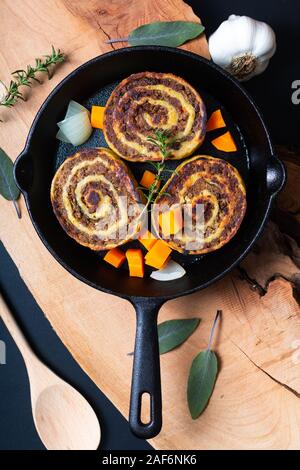 Food concept Fleischschnackas, Alsacien Alsace alimentaire locale française farcies dans viande pâtes aux œufs dans la poêle poêle de fer Banque D'Images