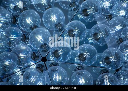 Photo gros plan de la lampe de plafond métallique avec de nombreuses ampoules bleu Banque D'Images